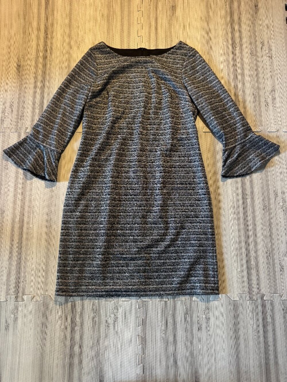 Jessica Howard Women's Shimmer Bell Sleeve Shift Dress